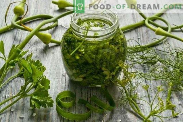 Préparation des légumes verts pour l'hiver: assaisonnement pour les salades et les soupes à l'ail, ...