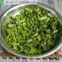 Préparation des légumes verts pour l'hiver: assaisonnement pour les salades et les soupes à l'ail, ...