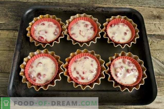 Muffinid maasikaga täidetud kefiiril