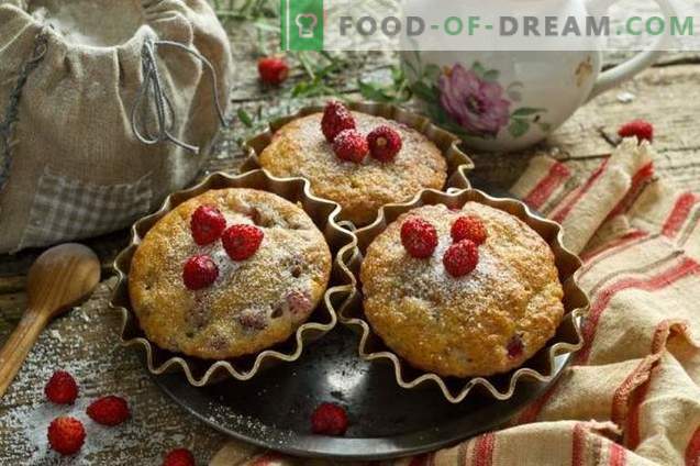 Muffinid maasikaga täidetud kefiiril