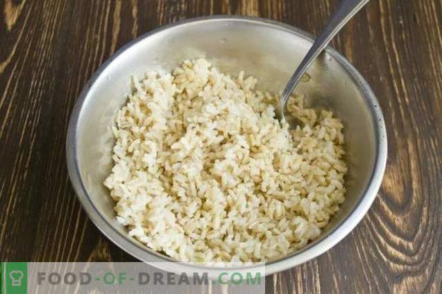 Paastunud salat pruuni riisi ja köögiviljadega
