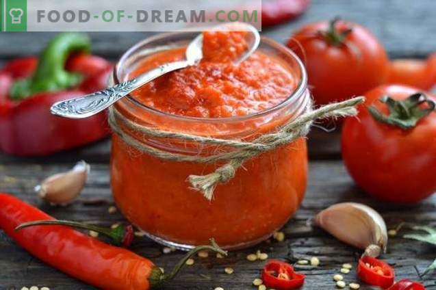 Zelfgemaakte ketchup gemaakt van verse tomaten en paprika's