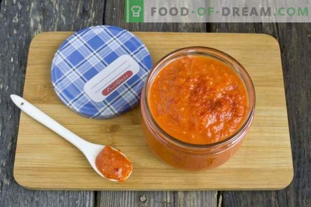 Zelfgemaakte ketchup gemaakt van verse tomaten en paprika's