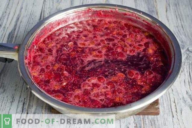 Strawberry jam with raspberries and cinnamon