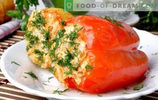 Tomatid ja vürtsikas - kastmes paprika jaoks, mis on täidetud riisiga aeglases pliidis. Pipraga riisiga aeglases pliidis - kiire!