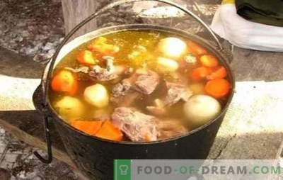 Shurpa in einem Kessel ist die leckerste Suppe! Eine erstaunliche Shurpa in einem orientalischen Kessel mit Lamm, Schweinefleisch, Rindfleisch und Huhn