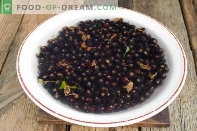 Black currant with sugar for the winter of the “hot” harvesting method