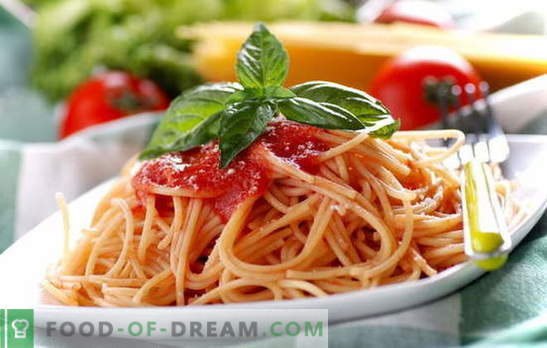 Spagetid tomatipastaga: keetmine on lihtne. Spagetid retseptid iga päev tomatikastmega: köögiviljade, kana, suitsutatud liha